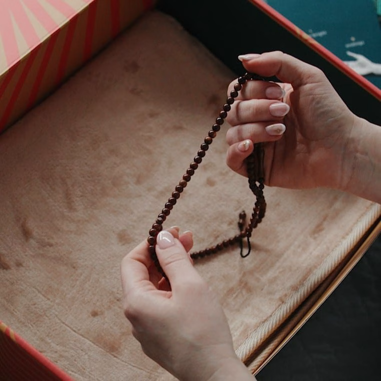 137A1161 Hands holding prayer beads